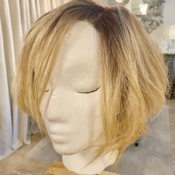 Stylish Blonde Bob Wig - Picture 2 of 14